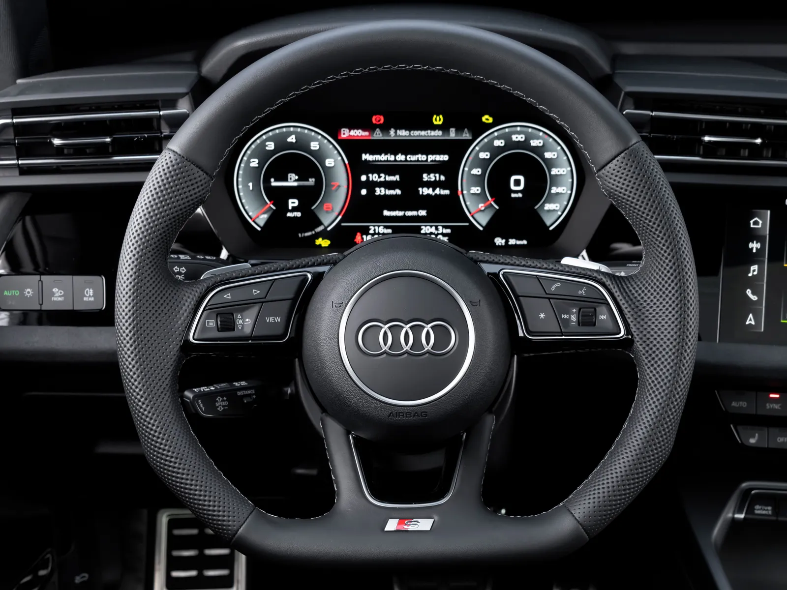 Audi A3 Sportback Performance 2.0 TFSI Automático: posto do motorista: volante e quadro de instrumentos