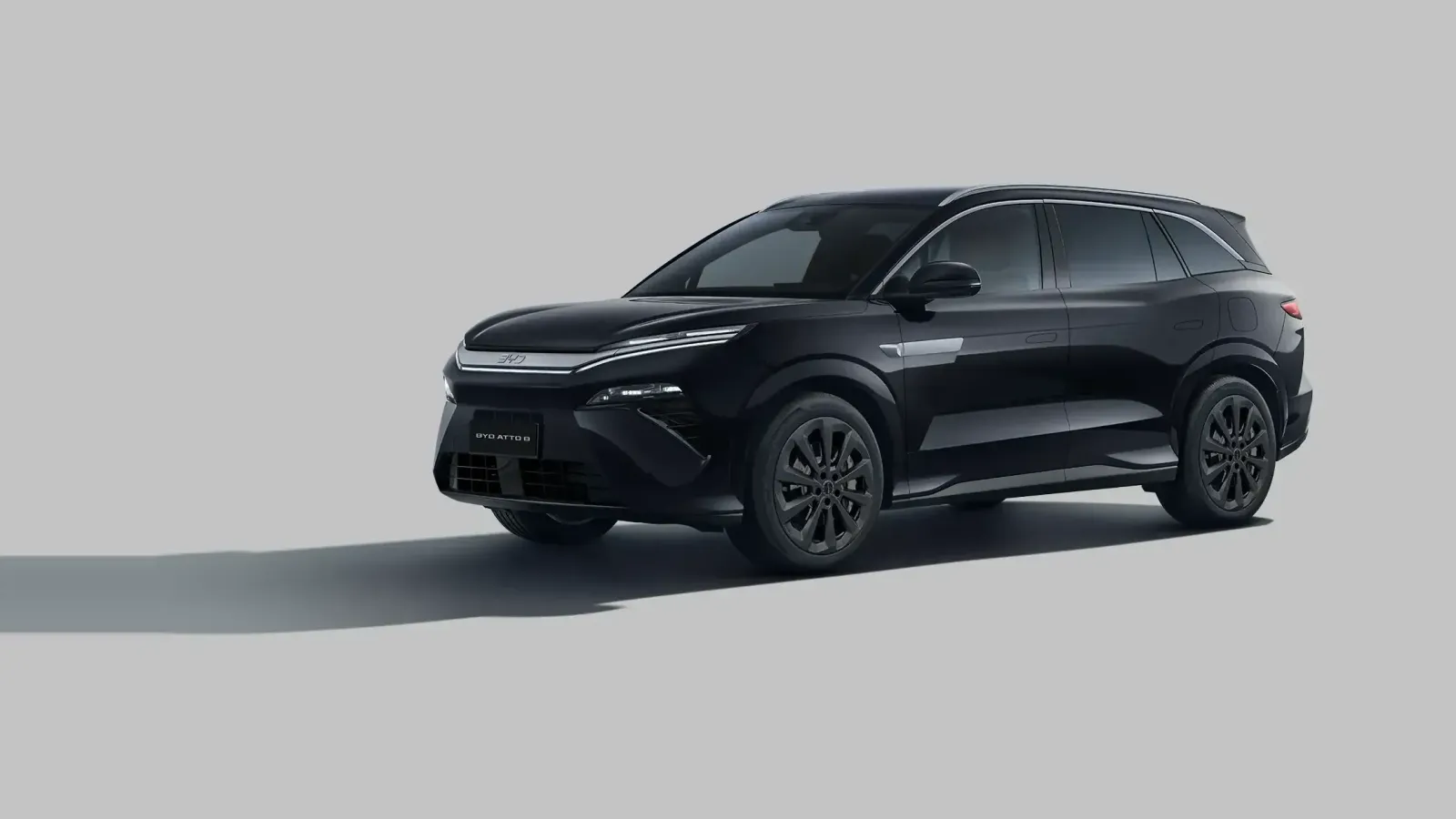 BYD Atto 8 DM-p Híbrido Plug-in Automático: de frente, em três quartos (obsidian black)