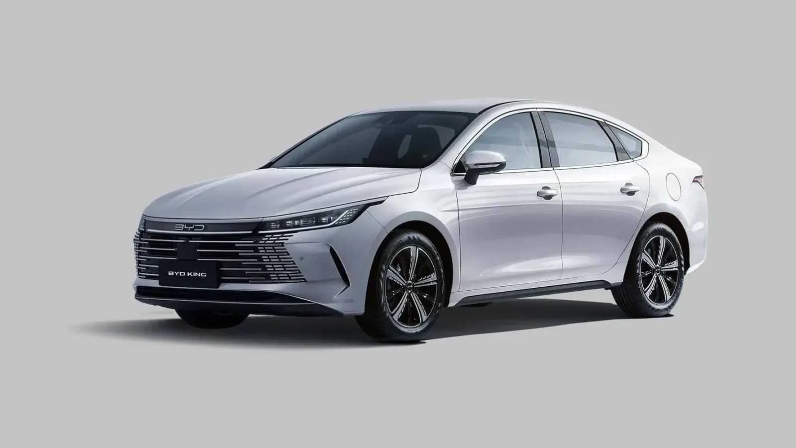 BYD King GL DM-i Híbrido Plug-in Automático: de frente, em três quartos (snow white)