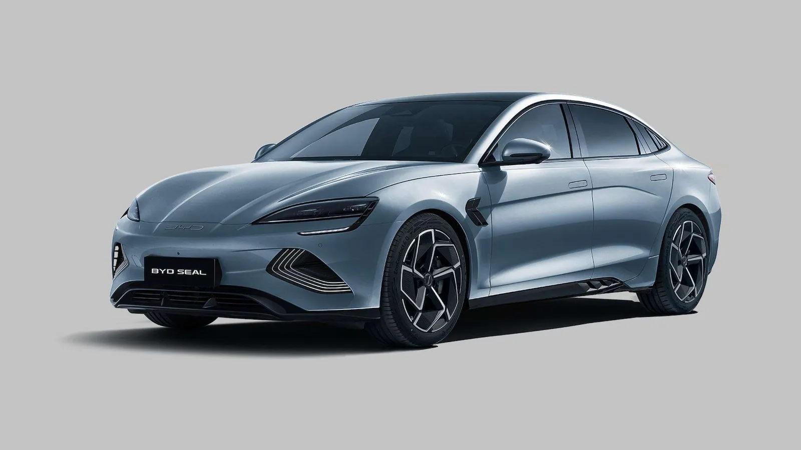 BYD Seal Elétrico Automático: de frente, em três quartos (atlantis grey)
