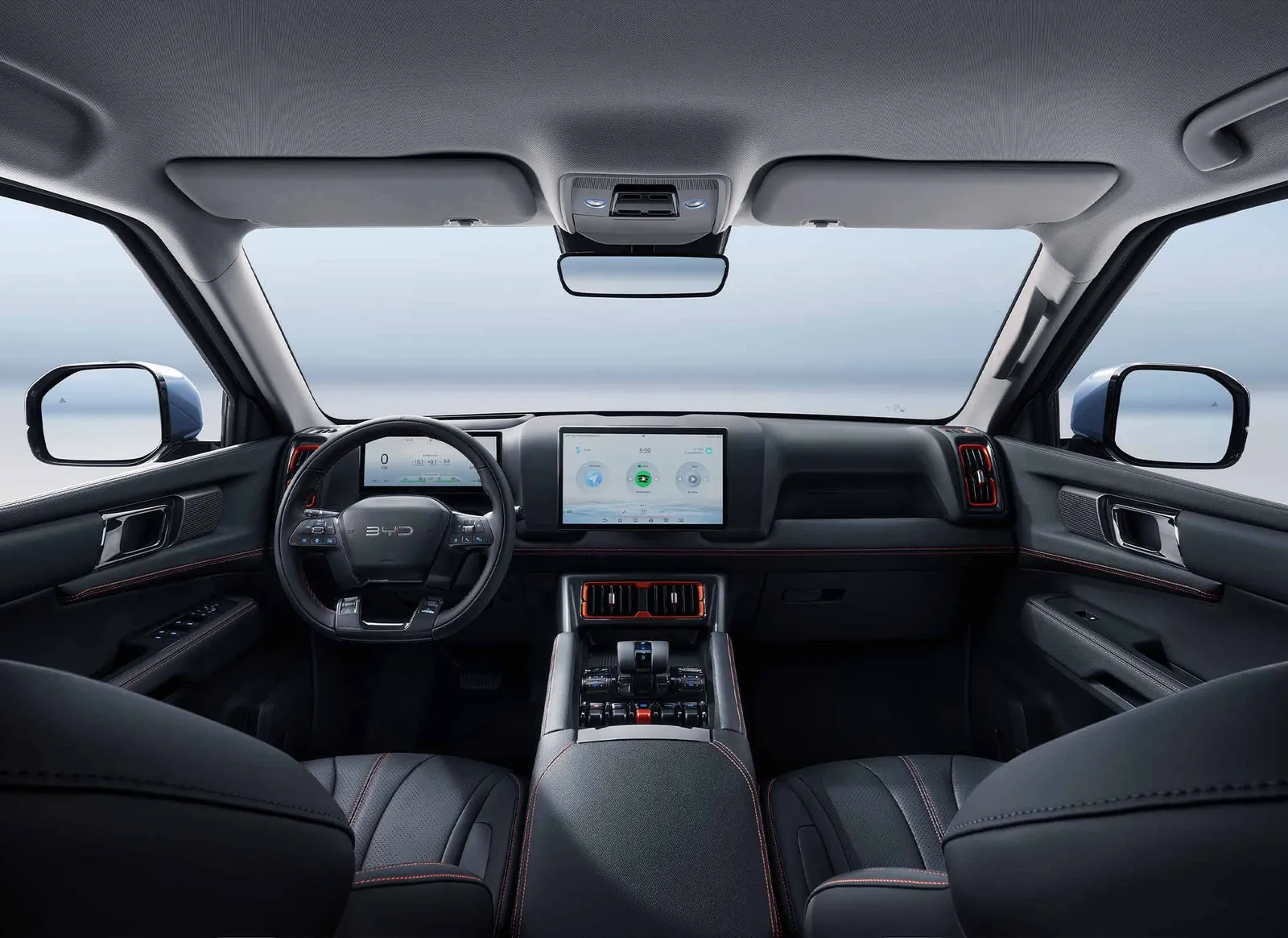 BYD Shark GS DM-i Híbrido Plug-in Automático: painel e bancos da frente (interior black with orange stitching + black ceiling)