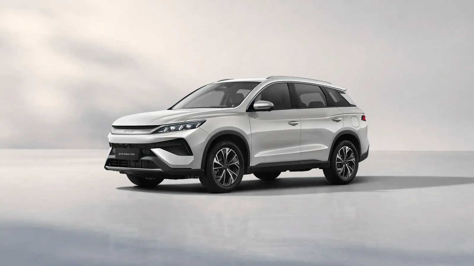 BYD Song Pro GL DM-i Híbrido Plug-in Automático: de frente, em três quartos (snow white)