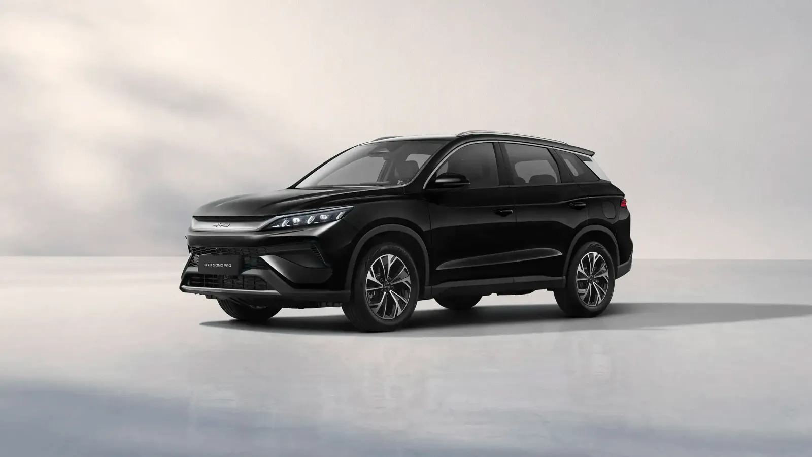 BYD Song Pro GL DM-i Híbrido Plug-in Automático: de frente, em três quartos (obsidian black)