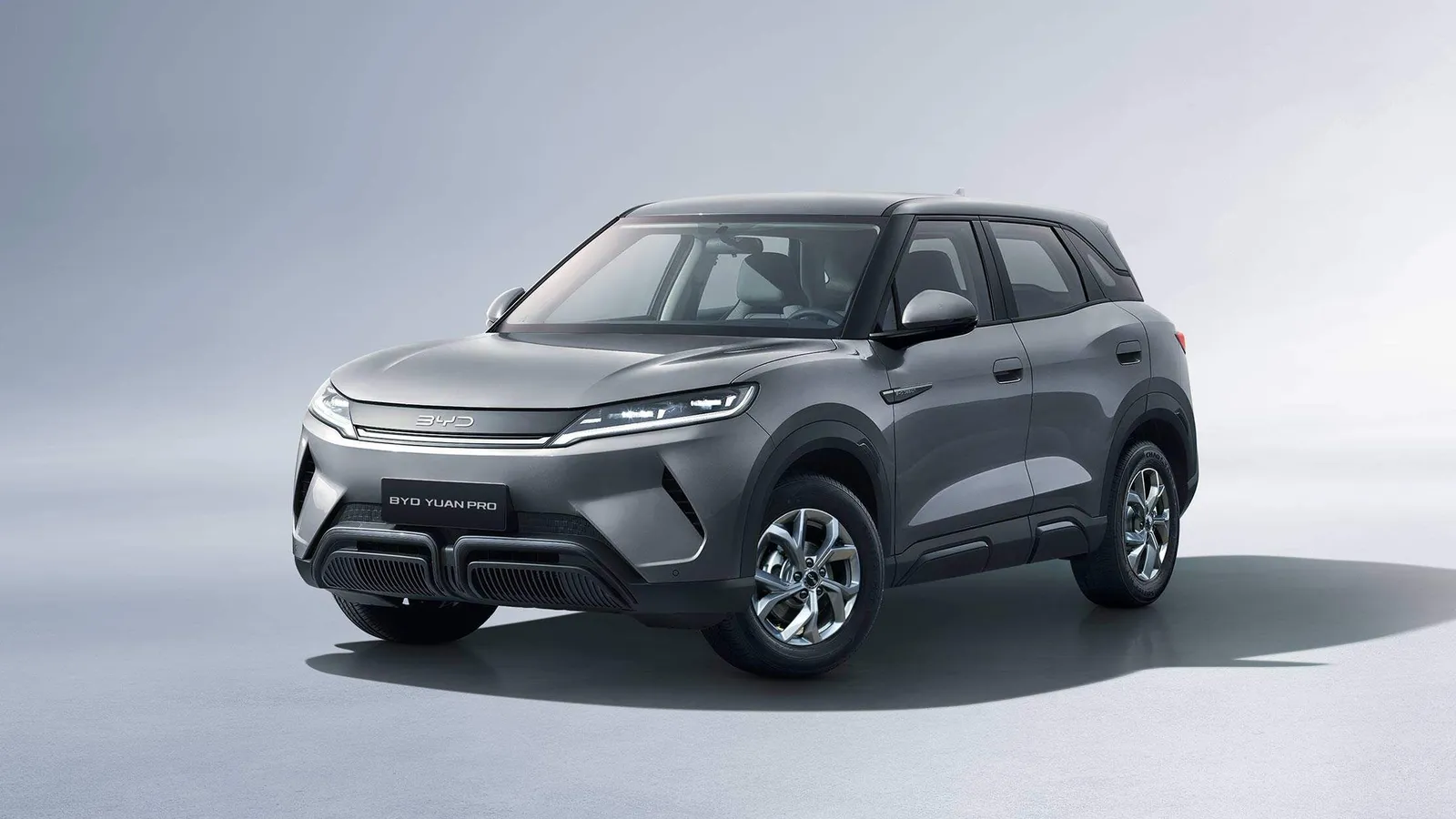 BYD Yuan Pro Elétrico Automático: de frente, em três quartos (time grey)