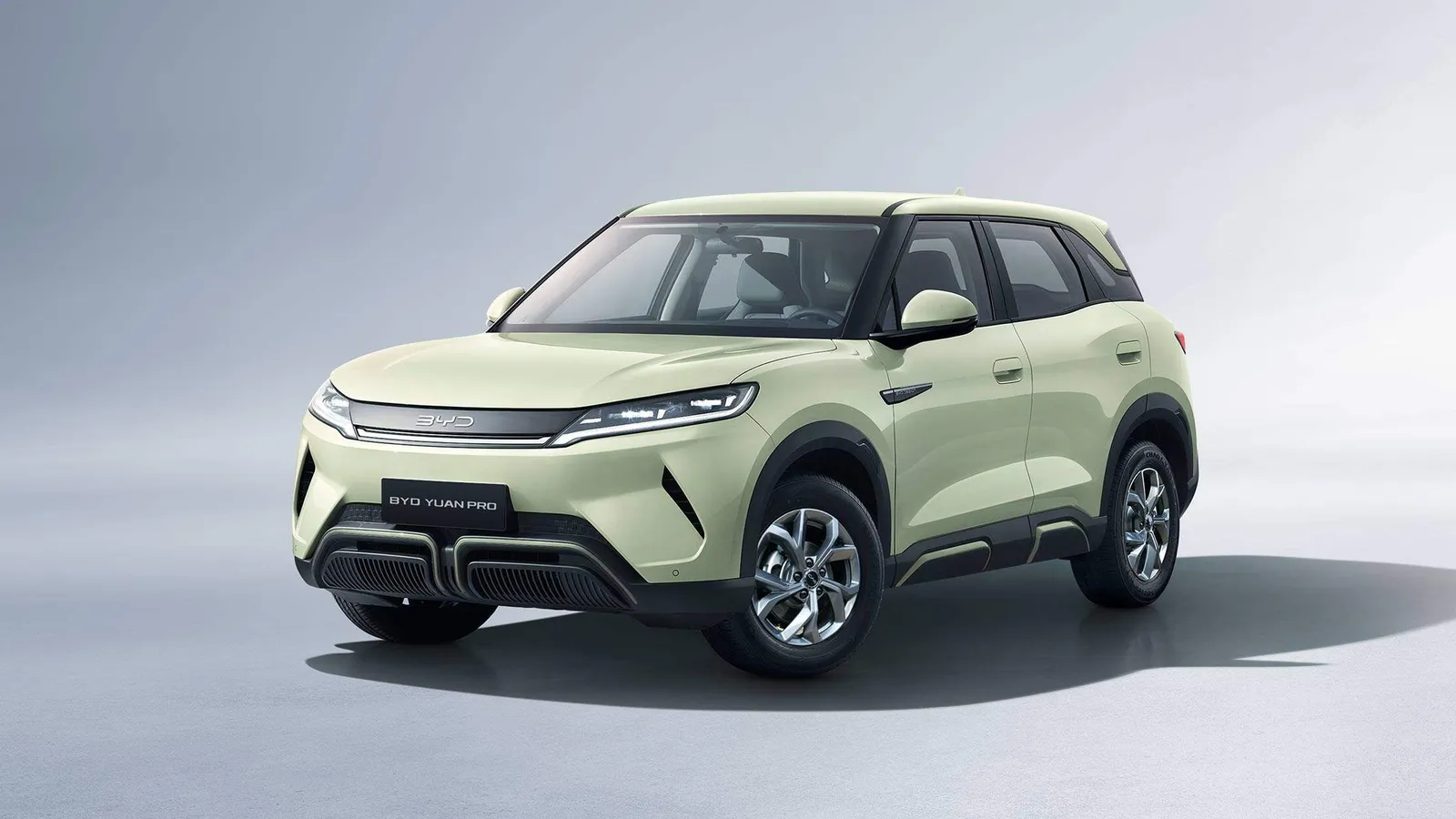 BYD Yuan Pro Elétrico Automático: de frente, em três quartos (milky gray - green)