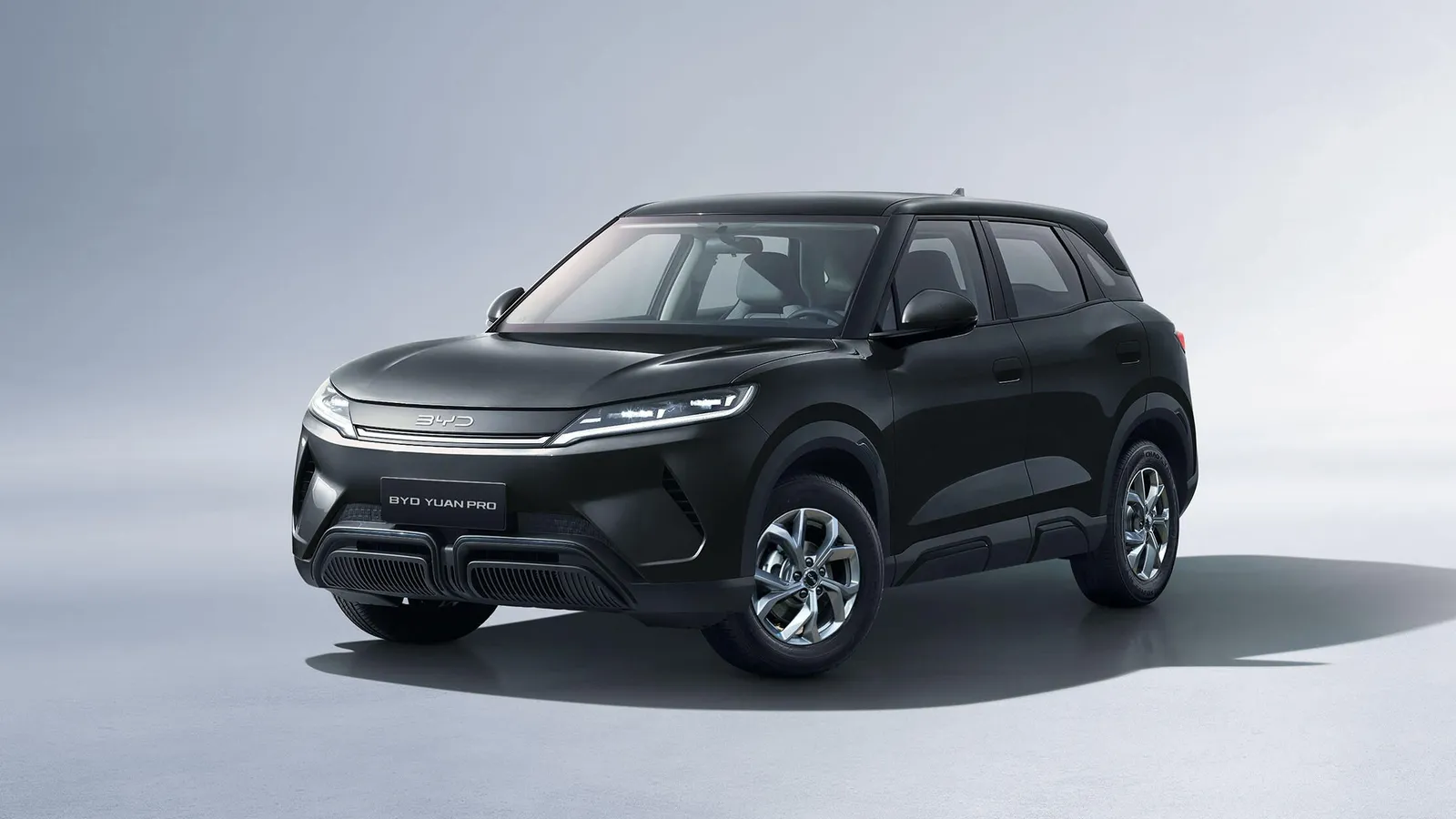 BYD Yuan Pro Elétrico Automático: de frente, em três quartos (obsidian black)