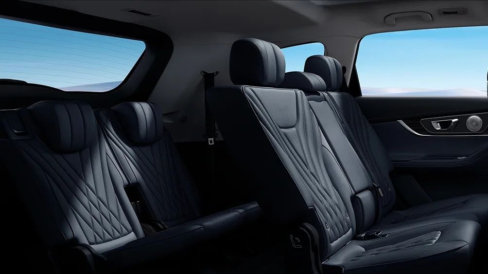 CAOA Chery Tiggo 8 Pro 1.6 TGDI Automático: segunda e terceira fileiras de bancos, vistas de lado