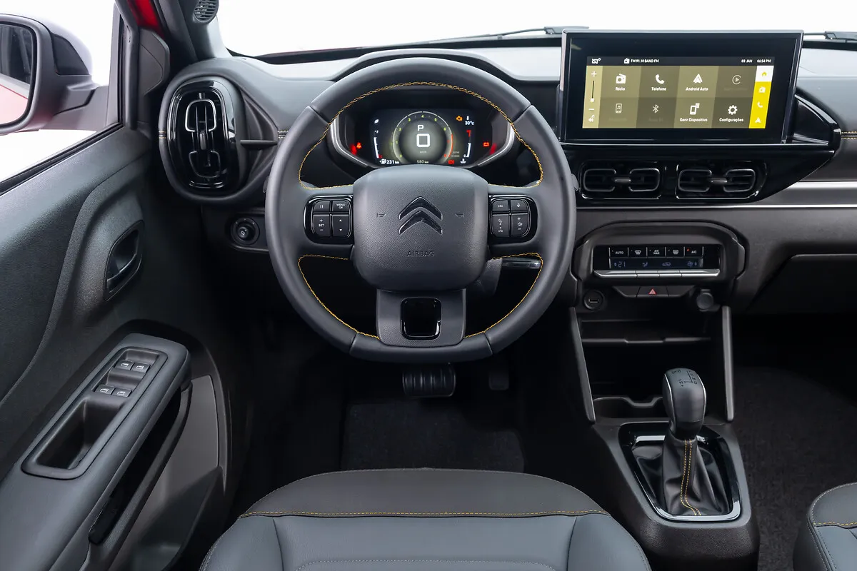 Citroën Basalt Shine 1.0 Turbo 200 Automático: posto do motorista: volante, quadro de instrumentos digital e central multimídia
