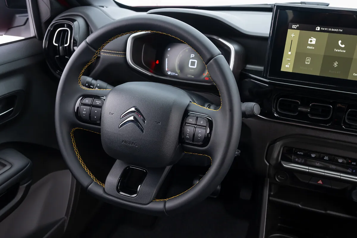 Citroën Basalt Shine 1.0 Turbo 200 Automático: volante e quadro de instrumentos digital