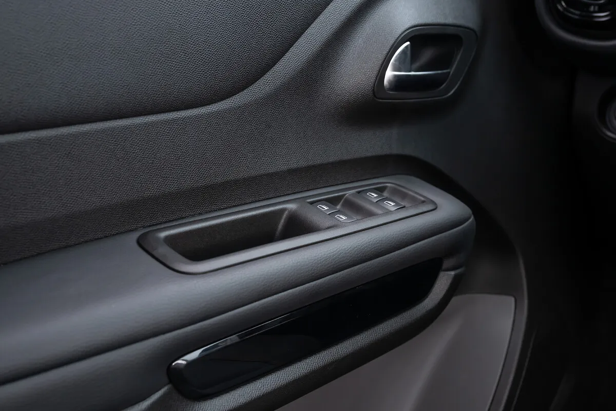 Citroën Basalt Shine 1.0 Turbo 200 Automático: porta do motorista, com os comandos dos vidros
