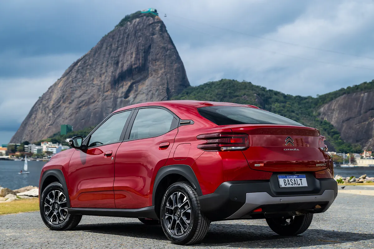Citroën Basalt Shine 1.0 Turbo 200 Automático: três quartos de trás