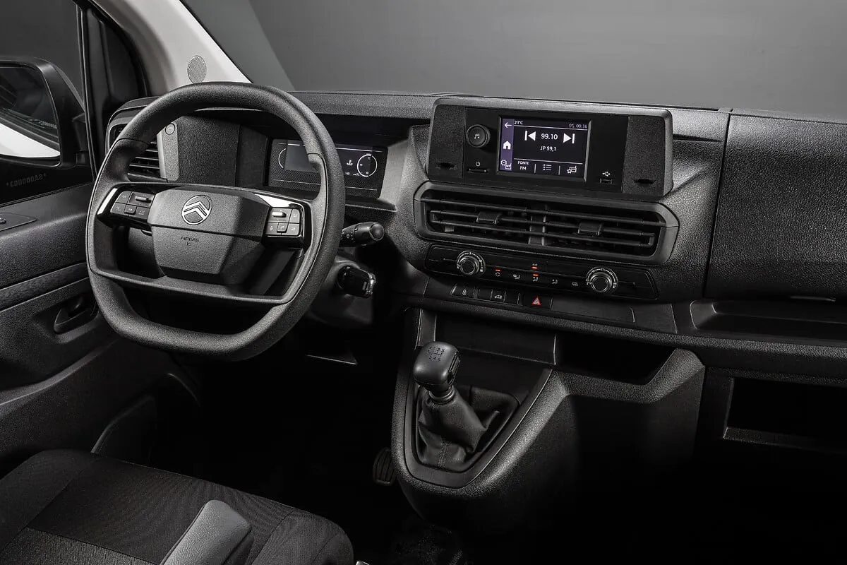 Citroën Jumpy Cargo 2.2 Turbo Diesel Manual: posto do motorista: volante, quadro de instrumentos digital e rádio