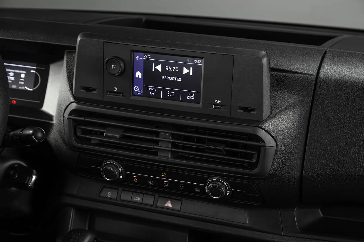 Citroën Jumpy Cargo 2.2 Turbo Diesel Manual: rádio com tela, no alto do painel
