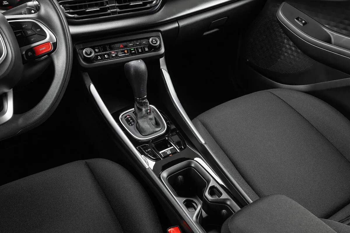 Fiat Fastback Drive Smart 1.0 200 TSI Automático: console central e alavanca do câmbio