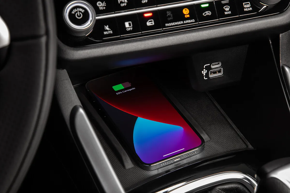 Fiat Fastback Drive Smart 1.0 200 TSI Automático: carregador de celular por indução