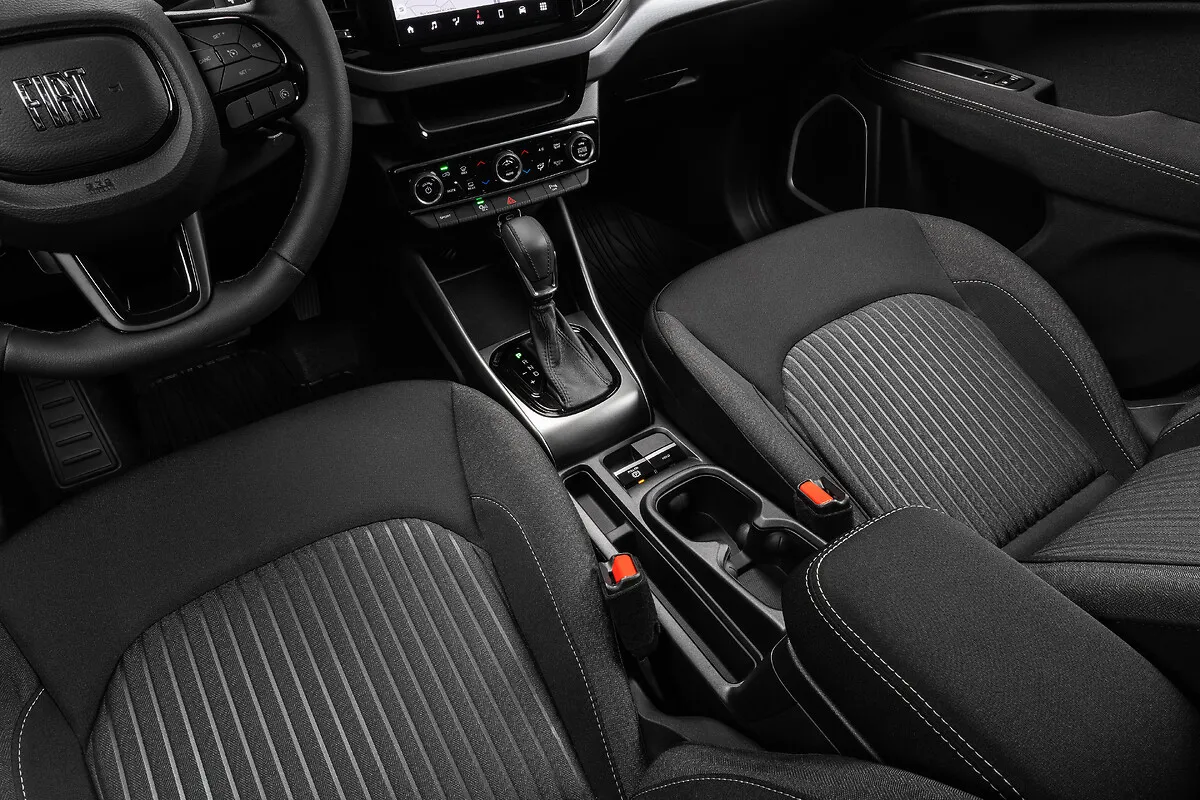 Fiat Toro Freedom 1.3 Turbo T270 Automático: console central e alavanca do câmbio