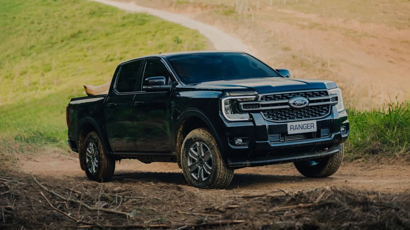 Ford Ranger XLS 2.0 Turbo Diesel Automático: três quartos de frente, numa estrada de terra