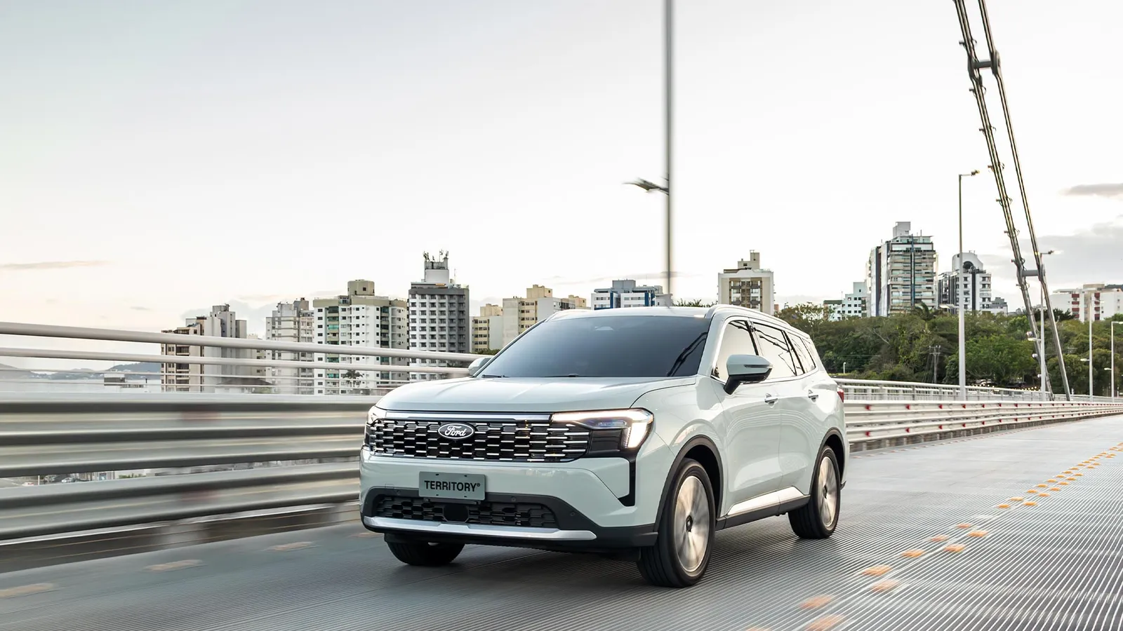 Ford Territory Titanium 1.5 Turbo Automático: três quartos de frente, em movimento