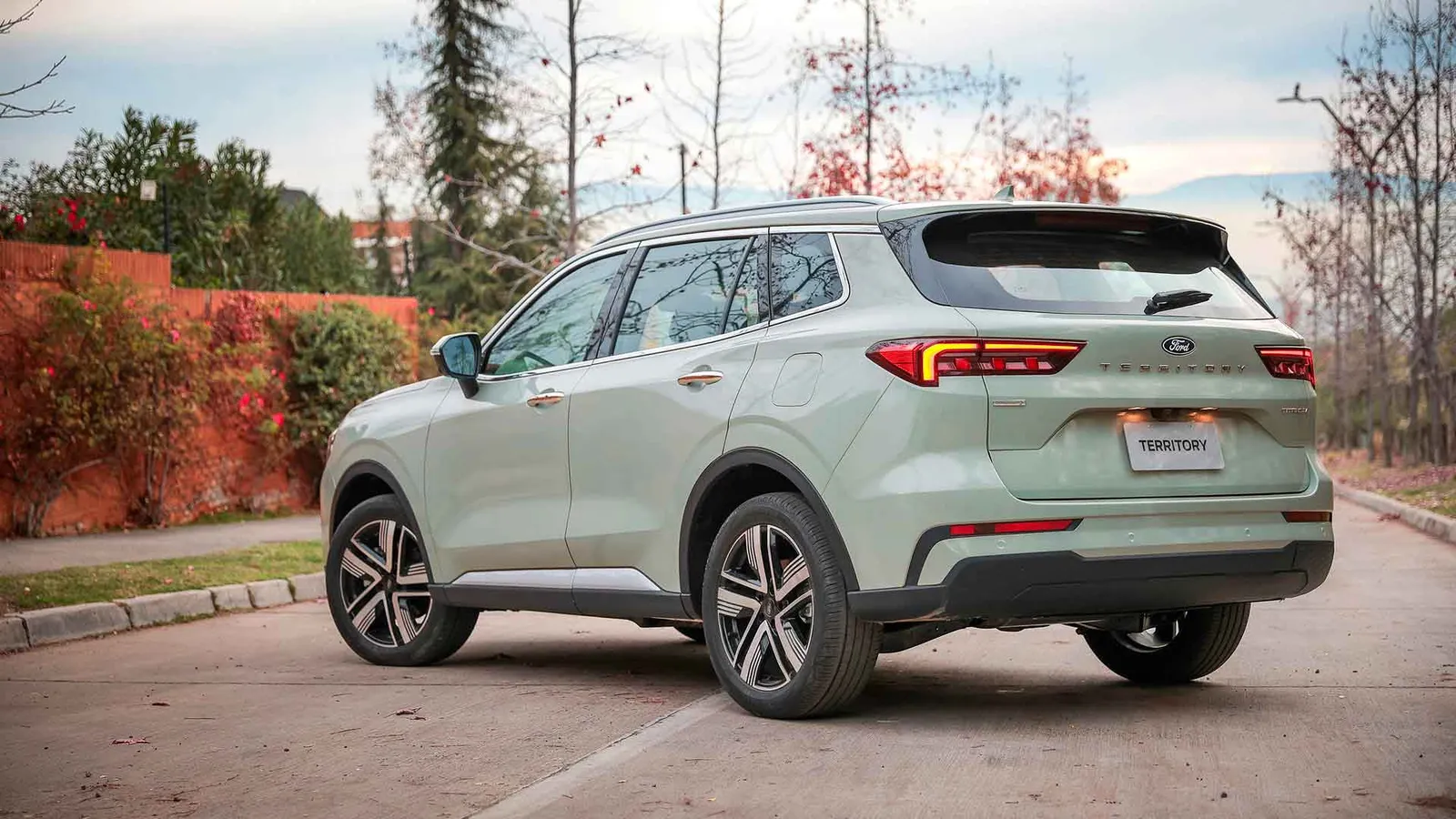 Ford Territory Titanium 1.5 Turbo Automático: três quartos de trás, ao ar livre