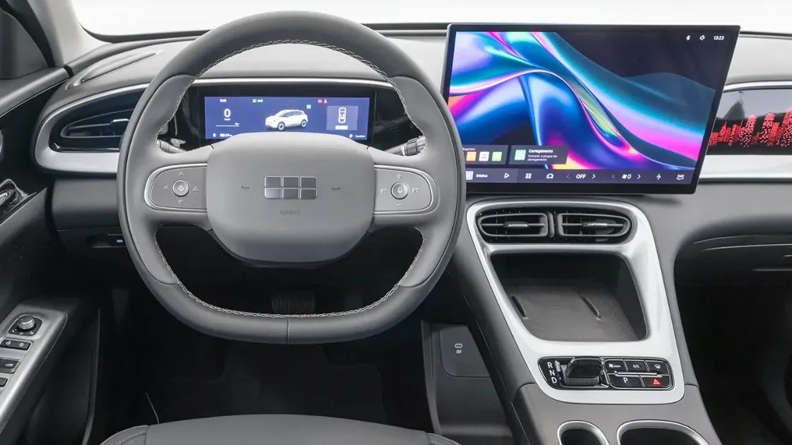 Geely EX2 Pro Elétrico Automático: painel, com o volante e as telas