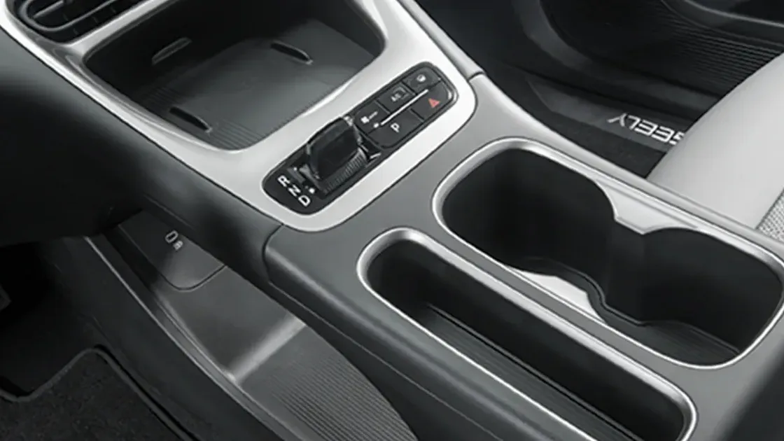 Geely EX2 Pro Elétrico Automático: console central, com o seletor de marchas e os porta-copos