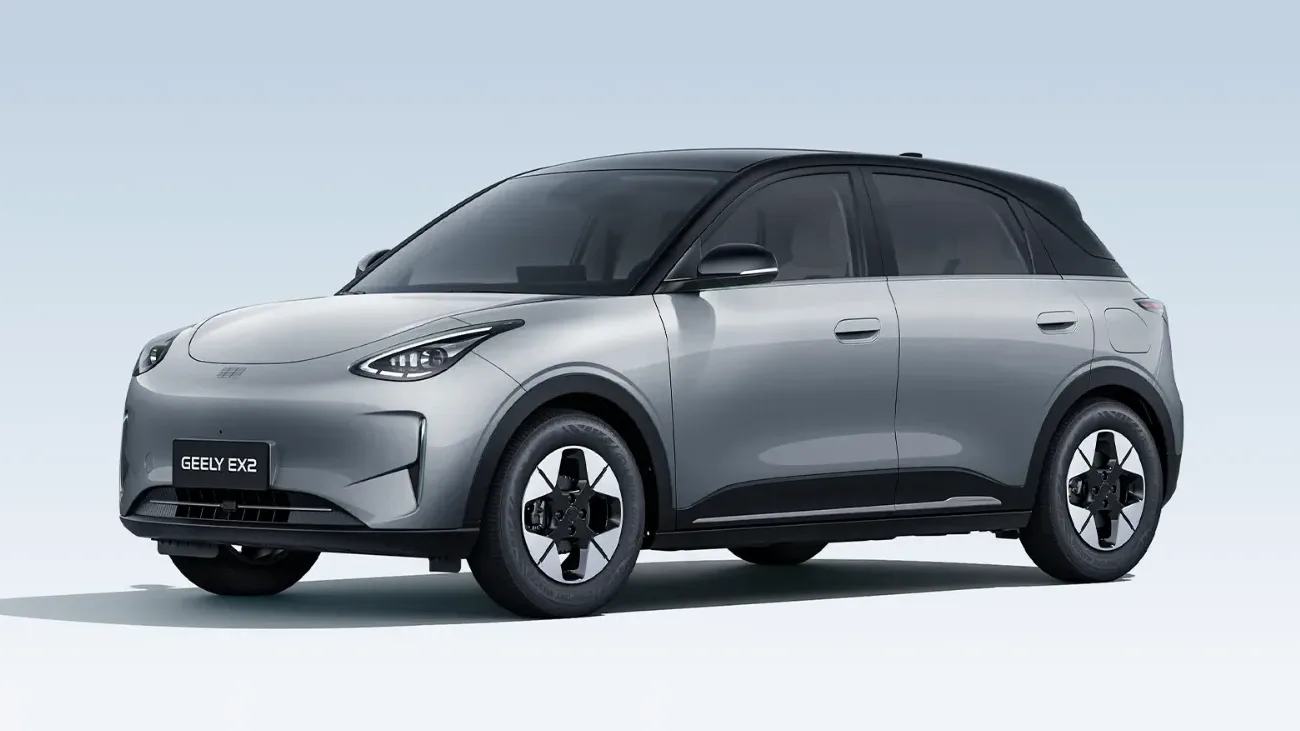 Geely EX2 Pro Elétrico Automático: de frente, em três quartos, pelo outro lado (prata)