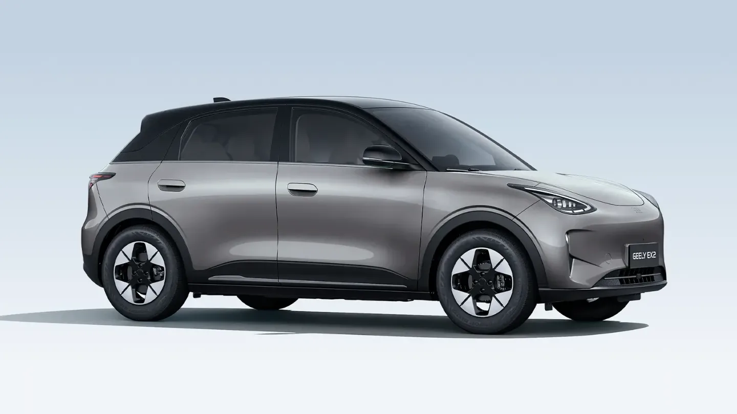 Geely EX2 Pro Elétrico Automático: de frente e de lado, em três quartos (cinza)