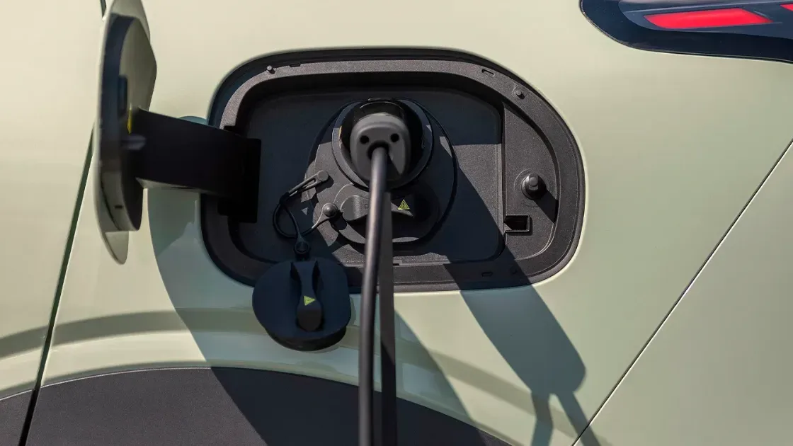 Geely EX2 Pro Elétrico Automático: tomada de recarga, com o carregador conectado