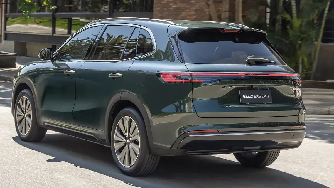 Geely EX5 Pro EM-i Híbrido Plug-in Automático: de trás, em três quartos, na rua