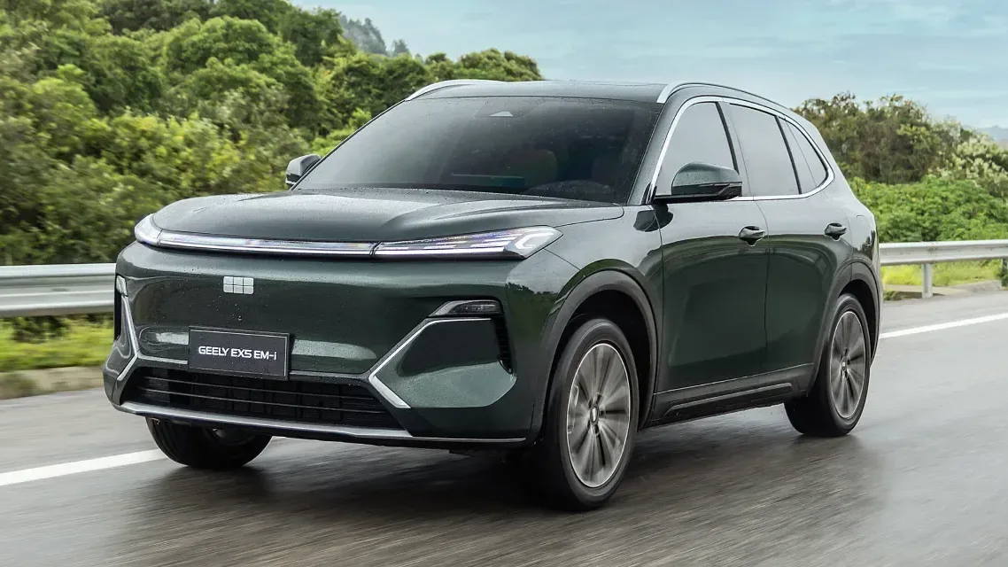 Geely EX5 Pro EM-i Híbrido Plug-in Automático: de frente, em três quartos, na estrada