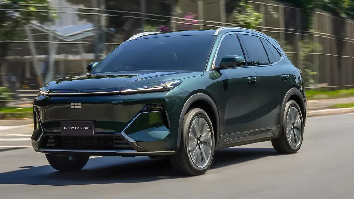 Geely EX5 Pro EM-i Híbrido Plug-in Automático: de frente, em três quartos, na rua