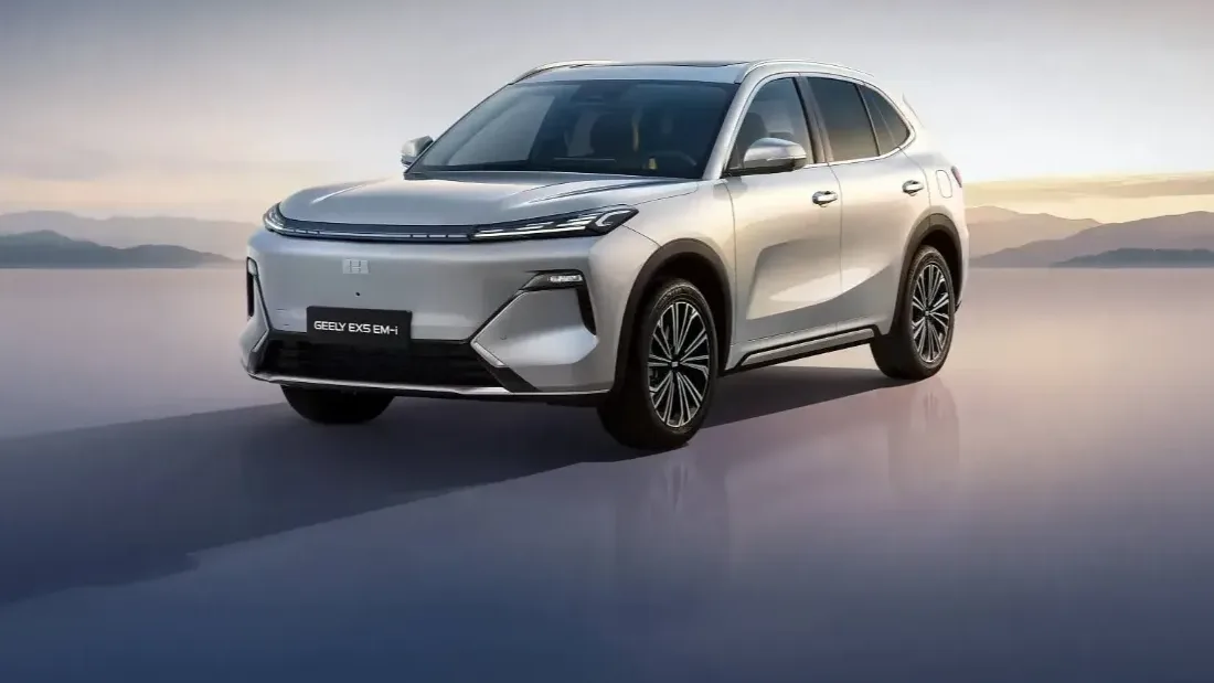 Geely EX5 Pro EM-i Híbrido Plug-in Automático: de frente, em três quartos (prata)