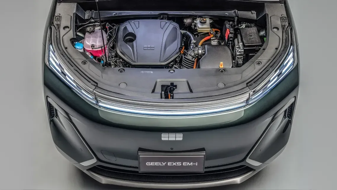 Geely EX5 Pro EM-i Híbrido Plug-in Automático: motor, com o capô aberto