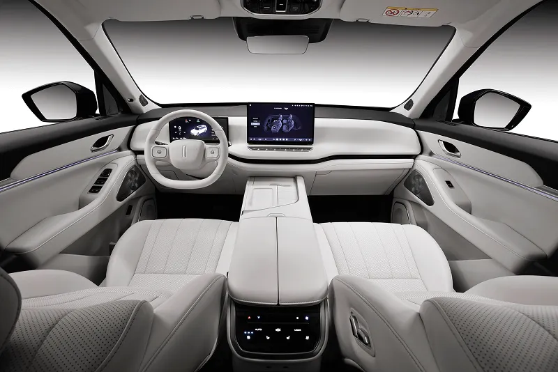 GWM Wey 07 Híbrido Plug-in Automático: painel e console, vistos do banco de trás (interior marfim)