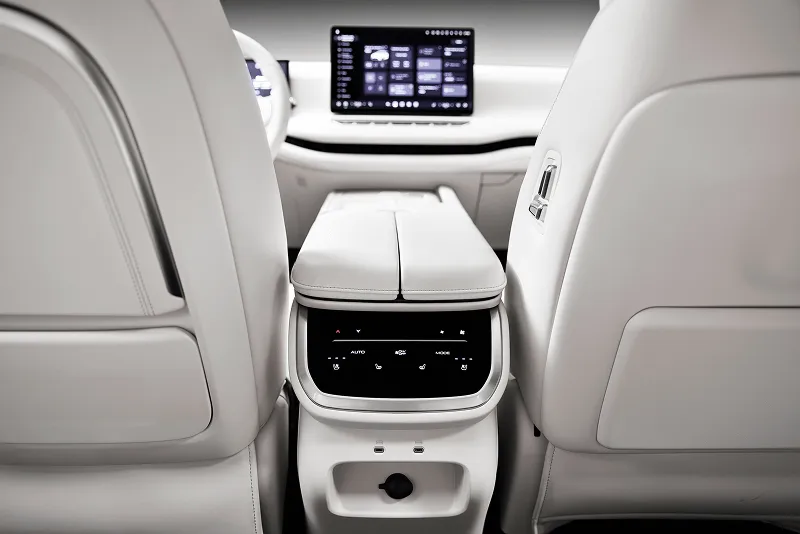 GWM Wey 07 Híbrido Plug-in Automático: console da segunda fileira, com os comandos do ar-condicionado