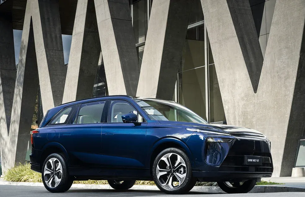 GWM Wey 07 Híbrido Plug-in Automático: três quartos de frente, na rua