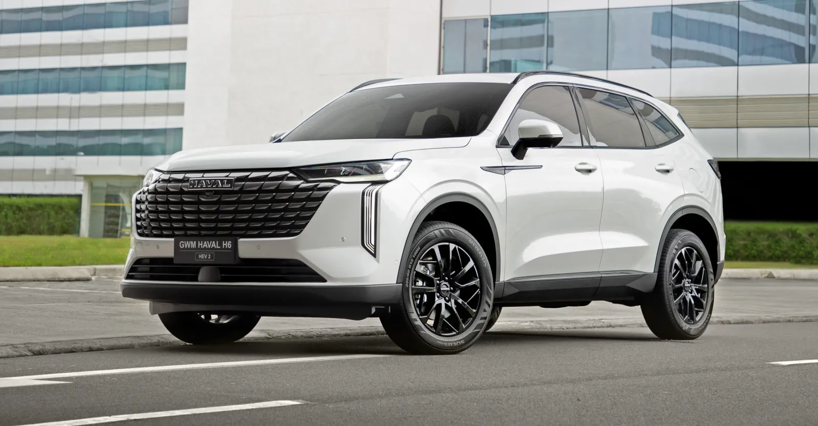 GWM Haval H6 HEV2 Híbrido Automático: três quartos de frente, na rua