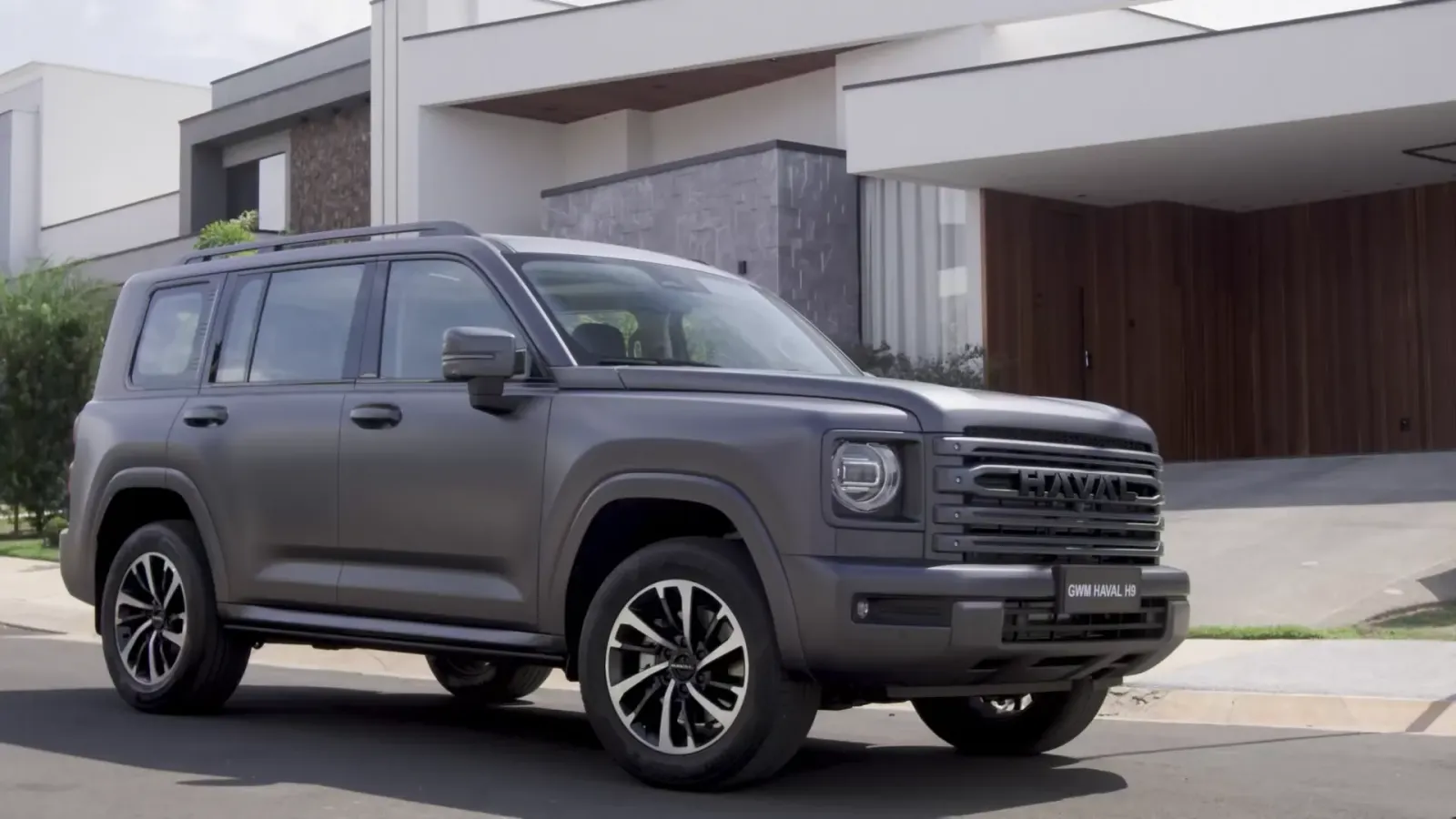 GWM Haval H9 Exclusive 2.4 Diesel Automático: três quartos de frente, diante de uma casa