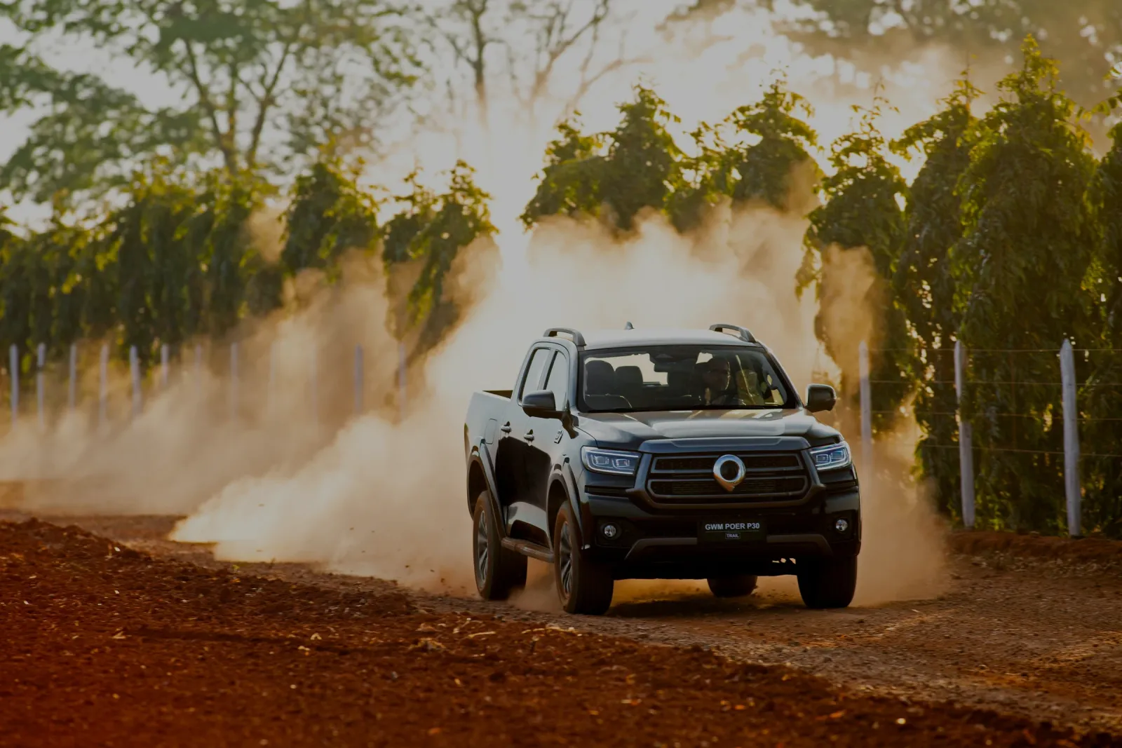 GWM Poer P30 Trail 2.4 Diesel Automático: três quartos de frente, em estrada de terra