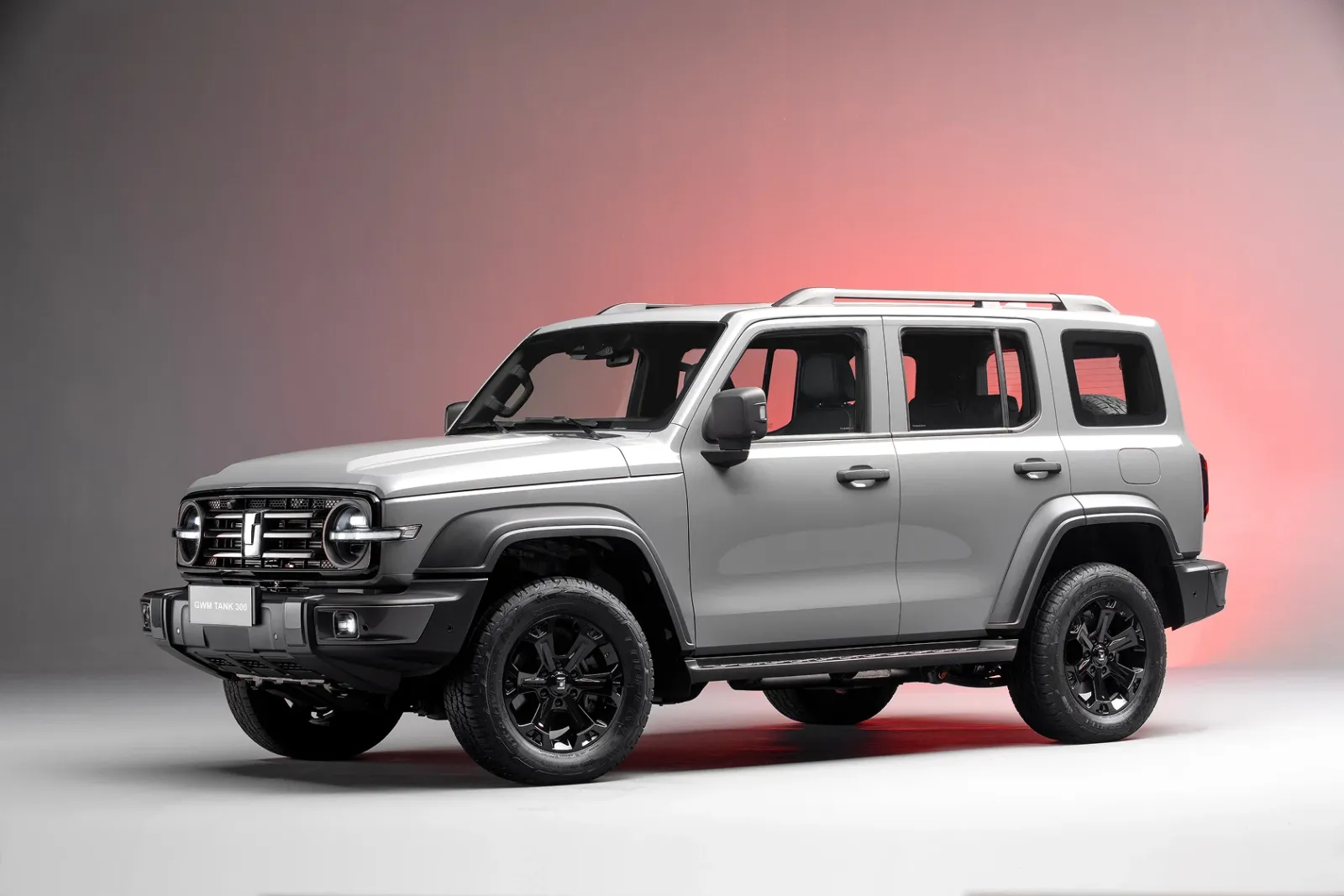 GWM Tank 300 Híbrido 2.0 Turbo Automático: três quartos de frente, em estúdio