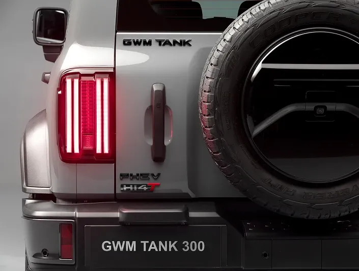 GWM Tank 300 Híbrido 2.0 Turbo Automático: lanterna, estepe e emblema phev hi4-t