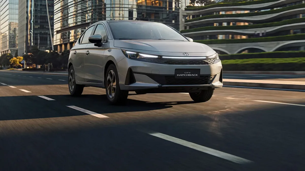 Honda City Hatchback EX 1.5 Automático: de frente, em três quartos, na rua (cinza)