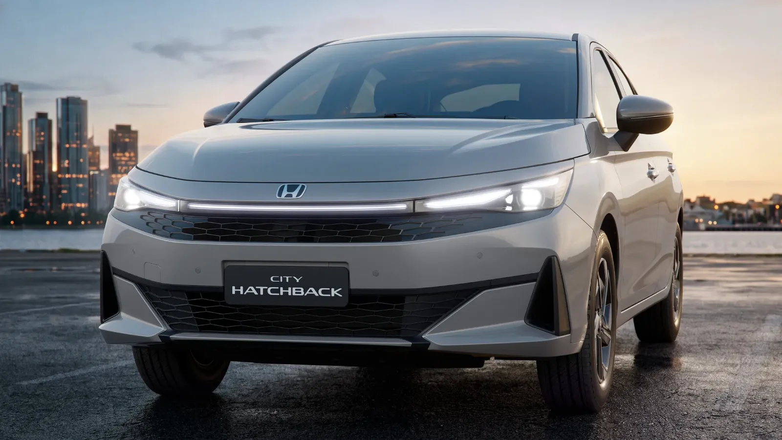 Honda City Hatchback EX 1.5 Automático: de frente, com os faróis acesos (cinza)