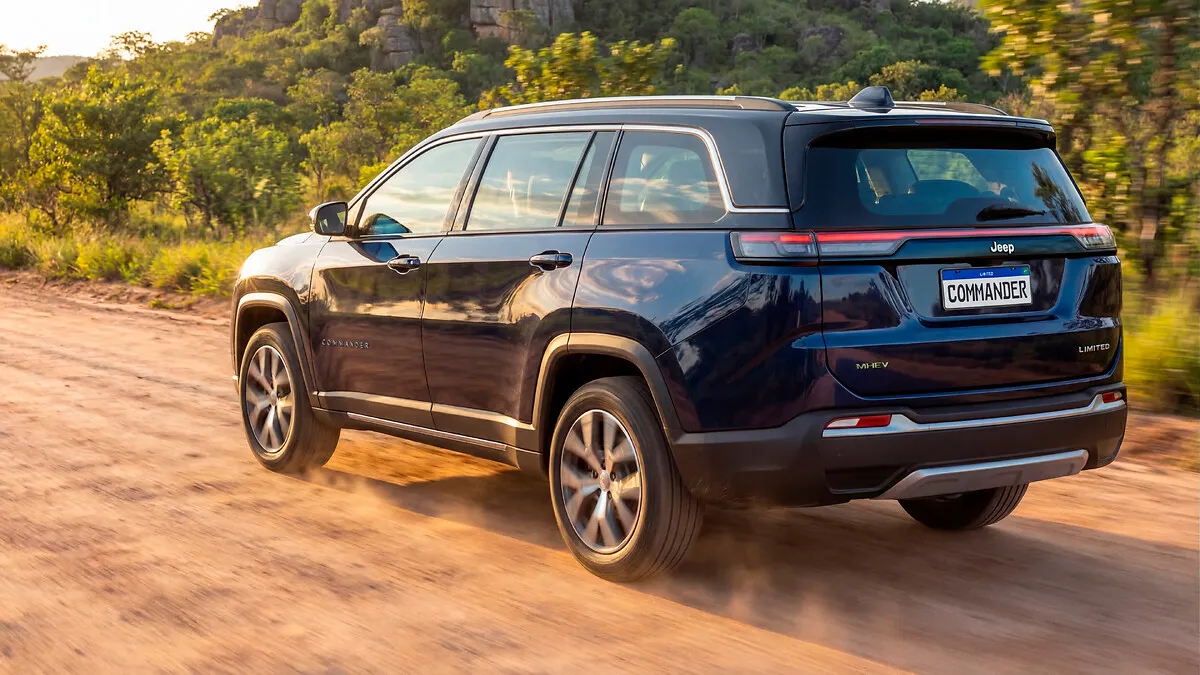 Jeep Commander Limited Hybrid 1.3 Turbo T270 Automático: três quartos de trás, na estrada de terra