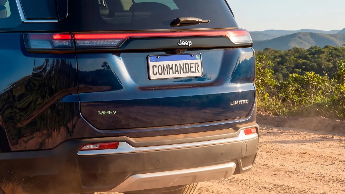Jeep Commander Limited Hybrid 1.3 Turbo T270 Automático: traseira de perto, com os emblemas mhev e limited