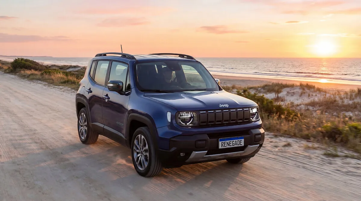 Jeep Renegade Longitude Hybrid 1.3 Turbo T270 Automático: três quartos de frente, na praia