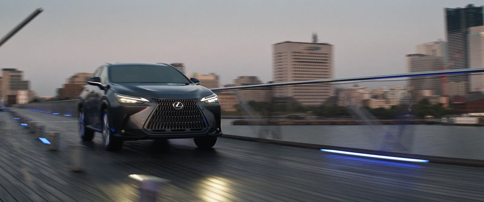 Lexus NX 350h Dynamic Híbrido Automático: três quartos de frente, em movimento
