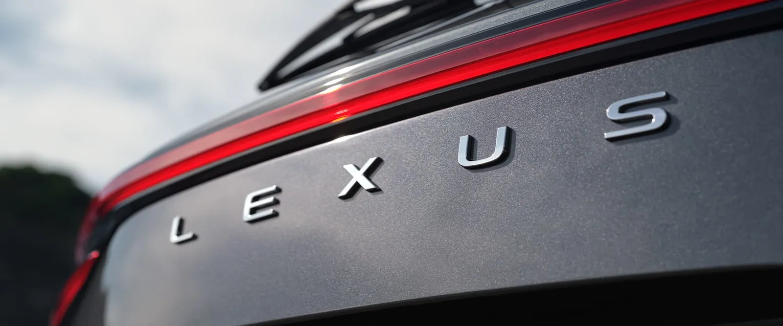 Lexus NX 350h Dynamic Híbrido Automático: lanterna e o nome lexus na tampa traseira