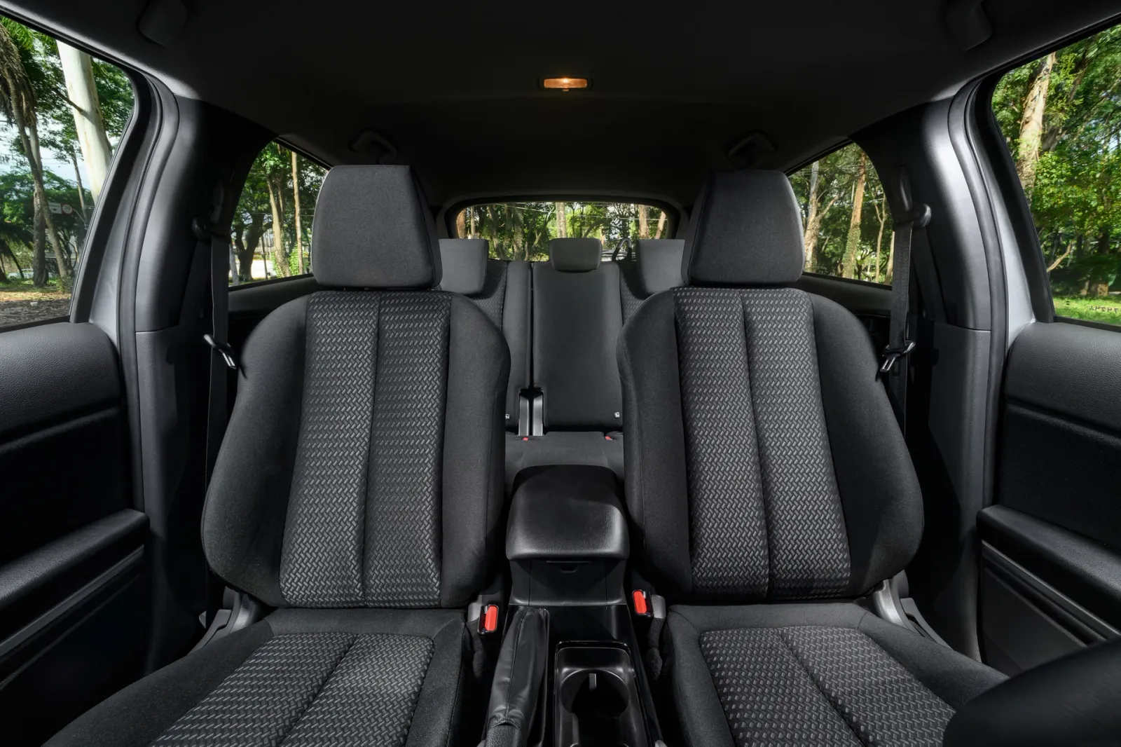 Mitsubishi Eclipse Cross Rush 1.5 Turbo Automático: interior visto do banco de trás