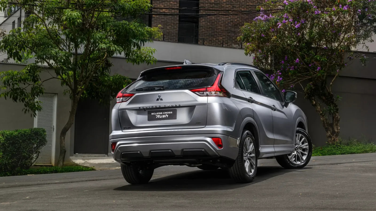 Mitsubishi Eclipse Cross Rush 1.5 Turbo Automático: de trás, em três quartos, pelo outro lado